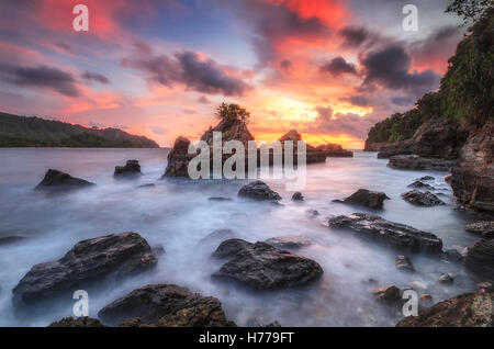 Côte Rocheuse, Pegadung Beach, Indonésie Lampung Banque D'Images