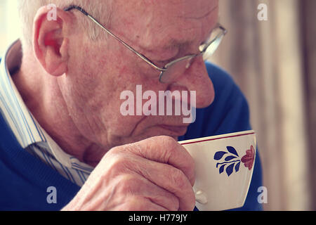 Senior man drinking cup of coffee Banque D'Images