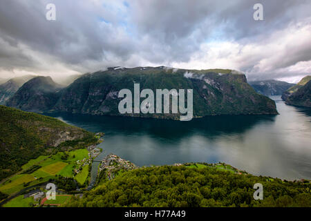 Vue aérienne de l'Aurlandsfjord de vue Stegastein, Sogn og Fjordane, Norvège Banque D'Images