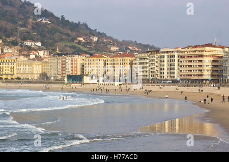 Zurrioula beach avec des gens marchant sur la rive (San Sebastian, Guipuzcoa, Pays Basque). Banque D'Images