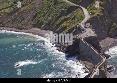 L'accès à San Juan de Gaztelugatxe (Bermeo, Vizcaya, Espagne). Banque D'Images