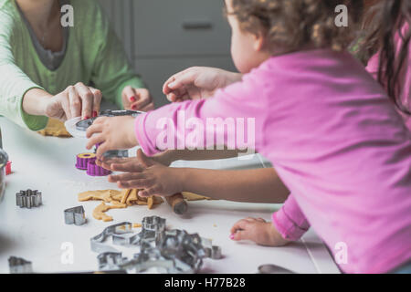 La mère et les deux filles baking christmas cookies Banque D'Images