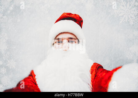 Portrait d'un homme dans un costume du Père Noël Banque D'Images