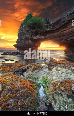 Temple de Tanah Lot et plage de Batu Bolong au coucher du soleil, Bali, Indonésie Banque D'Images