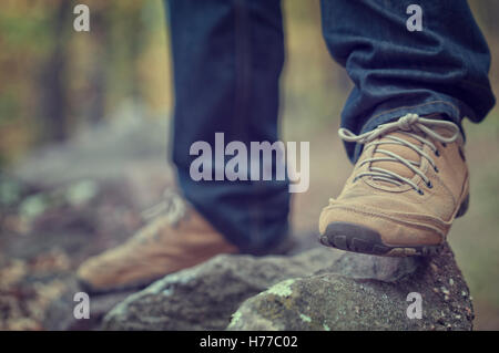 Close-up of man's pieds debout sur des rochers en montagne Banque D'Images