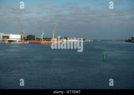 Vue du ferry au port de Warnemünde, Schleswig-Holstein, Allemagne Banque D'Images