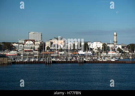 Vue du ferry au port de Warnemünde, Schleswig-Holstein, Allemagne Banque D'Images