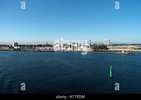 Vue du ferry au port de Warnemünde, Schleswig-Holstein, Allemagne Banque D'Images