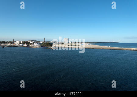 Vue du ferry au port de Warnemünde, Schleswig-Holstein, Allemagne Banque D'Images