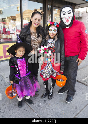 La famille mexicaine célèbre Halloween dans la section d'aéromodélisme Brooklyn, New York, 2016. Banque D'Images