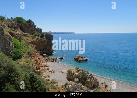 Les falaises à l'extrémité est de la plage Konyaalti à Antalya, Turquie Banque D'Images