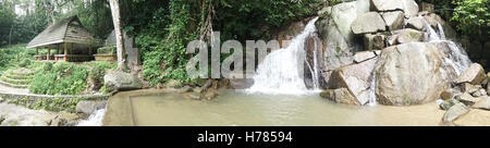 Vue panoramique photo de petite montagne cascade sur les rochers et d'alcôve confortable foe se détendre dans la forêt tropicale Banque D'Images