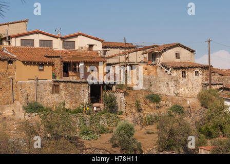 Vue sur le vieux village traditionnel dans les montagnes de Troodos. Lazanias village. Chypre Banque D'Images