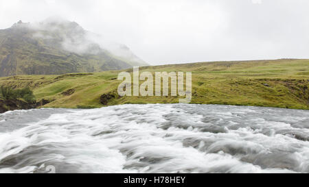 Cascade de Skogafoss, l'une des plus grandes chutes d'eau en Islande Banque D'Images