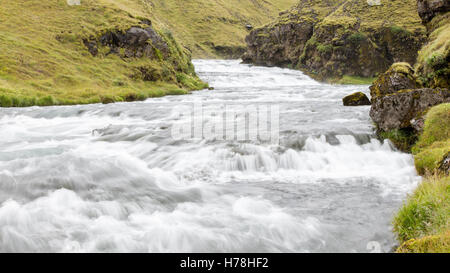 Cascade de Skogafoss, l'une des plus grandes chutes d'eau en Islande Banque D'Images