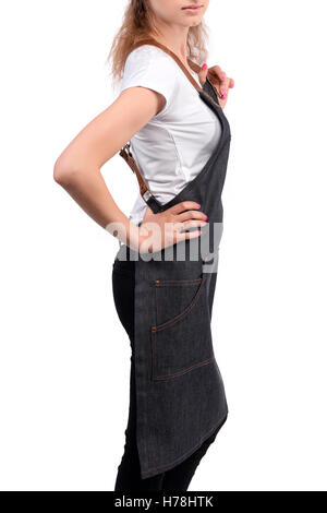 Jeune femme redhaired ou serveur chef posing, porter un tablier et des t-shirt isolé sur fond blanc. Banque D'Images