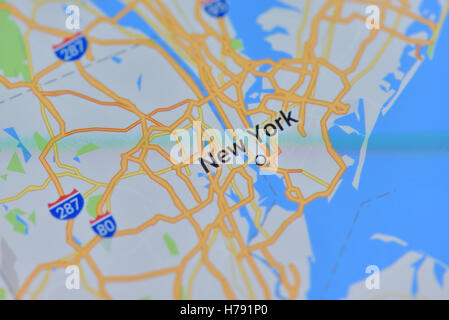 Vue rapprochée d'une carte numérique de la ville de New York sur un smartphone afficher Banque D'Images