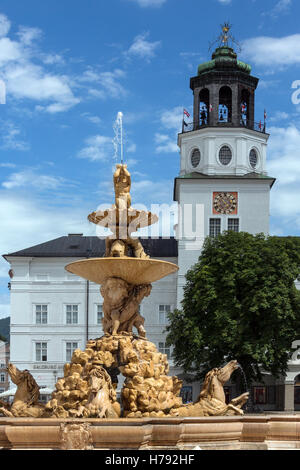 Residenzbrunnen, une grande fontaine baroque dans la Residenzplatz, un grand et majestueux square dans le centre historique de Salzbourg, en Autriche. Banque D'Images