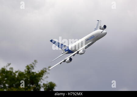 Un Airbus A380-800 montrant son agilité au Farnborough Air Show 2014 Banque D'Images