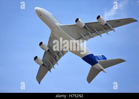 Un Airbus A380-800 montrant son agilité au Farnborough Air Show 2014 Banque D'Images