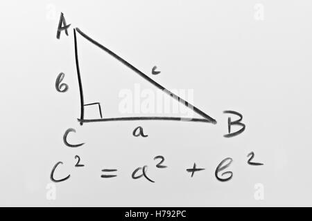 Croquis d'un triangle rectangle et la célèbre formule de Pythagore Banque D'Images