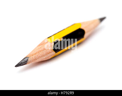 Très peu de crayon aiguisé sur les deux extrémités isolated on white Banque D'Images