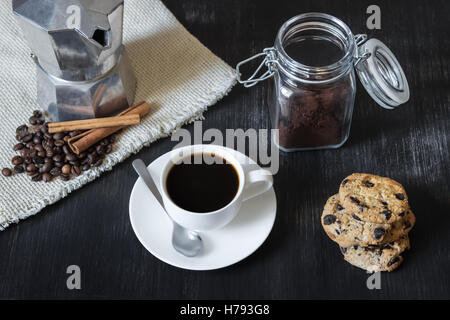Vue de dessus de café noir, pot de café italien et de cookies. Banque D'Images