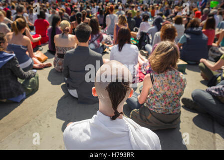 Groupe de méditation ville, vue arrière des participants à un groupe de masse la méditation à Trafalgar Square, Londres, Royaume-Uni. Banque D'Images