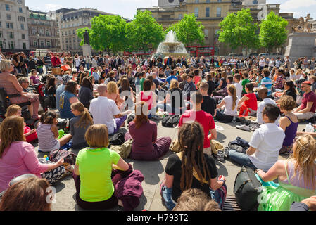 Lieu de méditation, vue arrière des participants à un groupe de masse la méditation à Trafalgar Square, Londres, Royaume-Uni. Banque D'Images