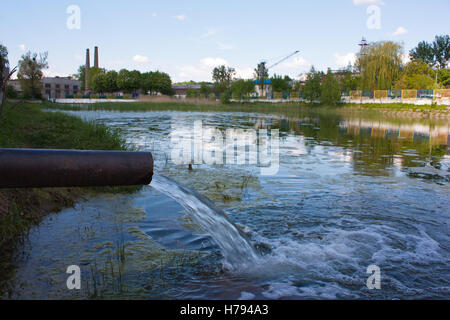 De l'eau Débit d'arrêts de l'égout dans la rivière, lac Banque D'Images