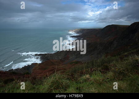 Vue d'un chemin le long de la côte sud-ouest à Cornwall, près de Viseu,à la haute falaise vers Banque D'Images