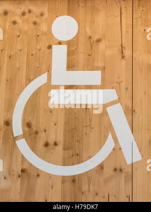 Fauteuil roulant Handicap signe WC WC Blanc : symbole sur fond de bois Banque D'Images