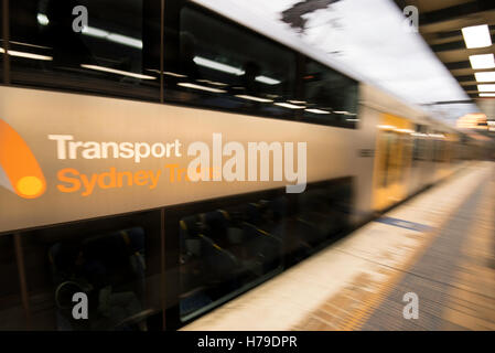 Image floue d'un train moderne de la série a de Waratah qui traverse la gare centrale de Sydney, en Australie Banque D'Images