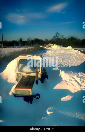 Tracteur abandonné dans une ruelle de la bloqué blizzard de 1982, dans laquelle un fort vent d'est laissé les domaines principalement ciel dégagé, et la neige tombée jusqu'à une hauteur de 2 mètres sur les routes du Sud - Nord laissant alors infranchissable. Ce sont tourné à environ 4 milles au nord de Sant Esteve Sesrovires, comté de Meath, en Irlande. Banque D'Images