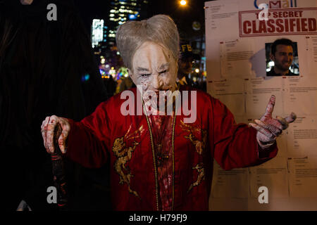 New York, NY - 31 octobre 2016. Un homme costuimed comme un zombie asiatique dans le Greenwich Village Halloween Parade. Banque D'Images