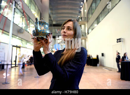 Tara Fitzgerald, actrice et étudiante de l'ex Central Saint Martins, regarde le Paper mache Tea de Surabhi Mittal lors des International Student innovation Awards de cette année au Central Saint Martins, Londres. Banque D'Images