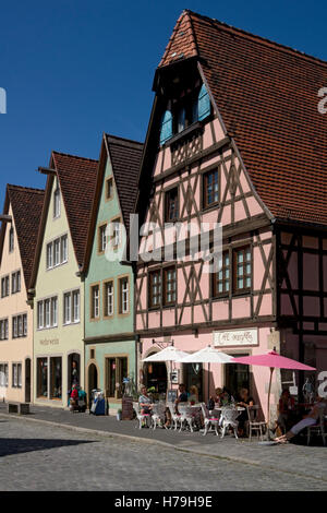 Café et bâtiments historiques traditionnels à Rothenburg ob der Tauber,ville médiévale, Bavière, Allemagne Banque D'Images
