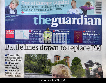 "Bataille des lignes tracées pour remplacer PM' Guardian headlines 28 juin 2016 après que le premier ministre David Cameron démissionne Londres UK Banque D'Images