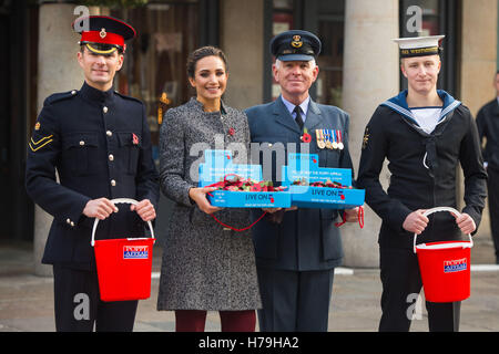 (De gauche à droite) Le caporal suppléant Richard Jones, chanteuse Laura Wright, commandant de l'Escadre Mike Beresford et capable Jack Alexander Taux lors du lancement de Londres, qui voit le jour à 2 000 membres du personnel de service pour la collecte annuelle du Royal British Legion poppy appel à Covent Garden, Londres. Banque D'Images