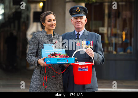 Singer Laura Wright et le commandant de l'Escadre, Mike Beresford lors du lancement de Londres, qui voit le jour à 2 000 membres du personnel de service pour la collecte de la Royal British Legion's pavot annuel appel à Covent Garden, Londres. Banque D'Images