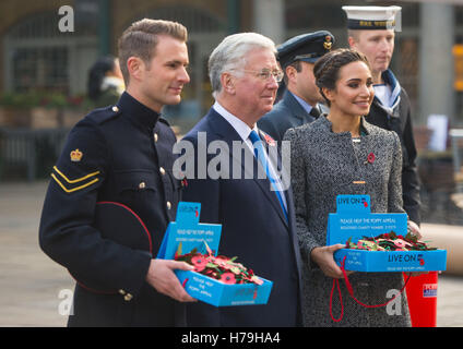 (De gauche à droite) Le caporal suppléant Richard Jones, secrétaire de la Défense, Michael Fallon et chanteuse Laura Wright à l'occasion du lancement de la Journée du coquelicot Londres, qui voit 2 000 membres du personnel de service pour la collecte de la Royal British Legion's pavot annuel appel à Covent Garden, Londres. Banque D'Images