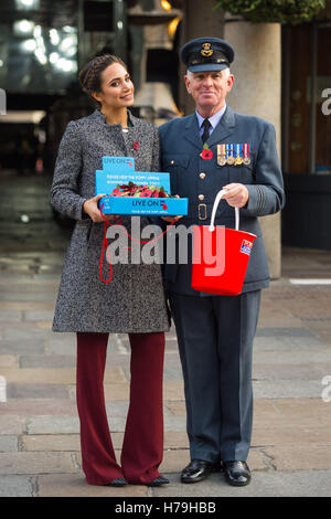 Singer Laura Wright et le commandant de l'Escadre, Mike Beresford lors du lancement de Londres, qui voit le jour à 2 000 membres du personnel de service pour la collecte de la Royal British Legion's pavot annuel appel à Covent Garden, Londres. Banque D'Images