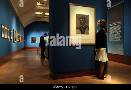 Un employé de la Royal Collection Trust examine Lucian Freud's Self-Portrait:Réflexion, qui est exposée dans le Portrait de l'artiste exposition à la galerie de la Reine, Buckingham Palace, Londres. Banque D'Images