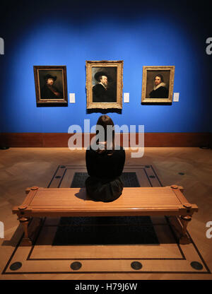 Un employé de la Royal Collection Trust examine (de gauche à droite) autoportrait de Rembrandt dans un PAC, Rubens' un autoportrait, et Myens' un autoportrait, qui sont exposées dans le Portrait de l'artiste exposition à la galerie de la Reine, Buckingham Palace, Londres. Banque D'Images