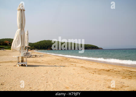 Chaises de plage et parasol sur une belle plage en Grèce Banque D'Images