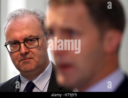 Louis-jean Rousseau James Lord Advocate QC regarde vers la justice Secrétaire Michael Matheson lors du lancement d'une mise à jour annuelle des travaux du Groupe de travail sur les formes graves de criminalité organisée au crime écossais Campus à Gartcosh. Banque D'Images