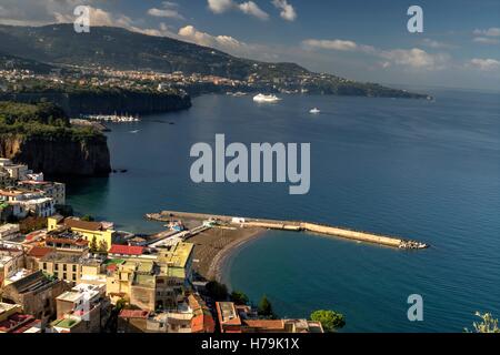 Vue sur Meta et Piano vers Sorrento, Italie. Banque D'Images