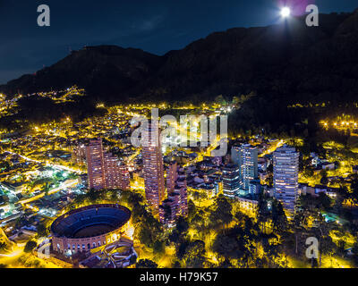 L 'Torres del Parque' et Monserrate, Bogotá Banque D'Images