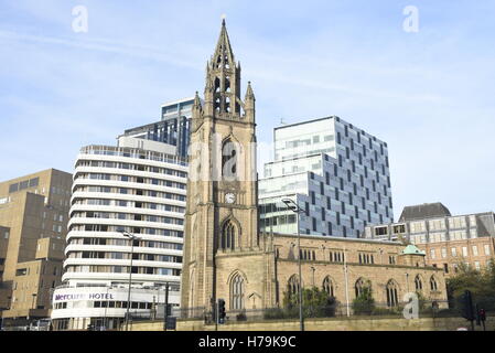 L'église paroissiale de Liverpool à l'église de Notre Dame et de Saint Nicholas. Et aussi l'hôtel Mercure en arrière-plan Banque D'Images