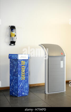 Genève, Suisse - 13 janvier 2014 : Les conteneurs de recyclage pet dans la cantine de l'entreprise Banque D'Images